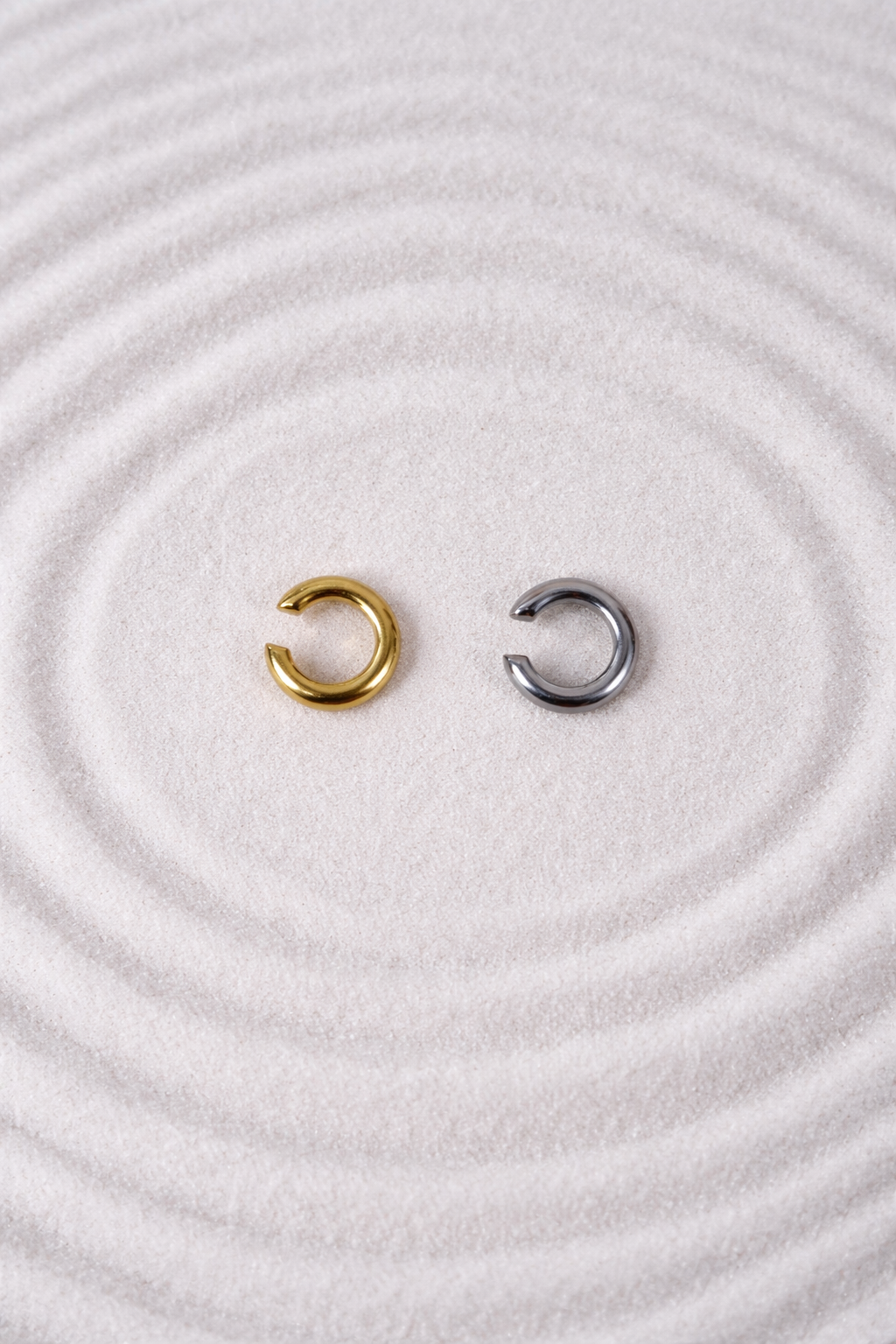 Tiny Hug Ear Cuff