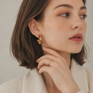 Heavy Glow Curve Earring