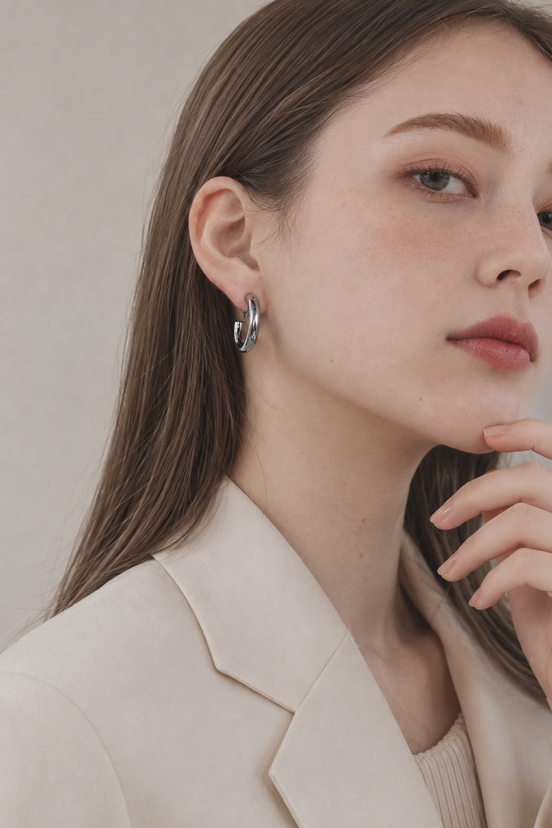 Heavy Glow Curve Earring
