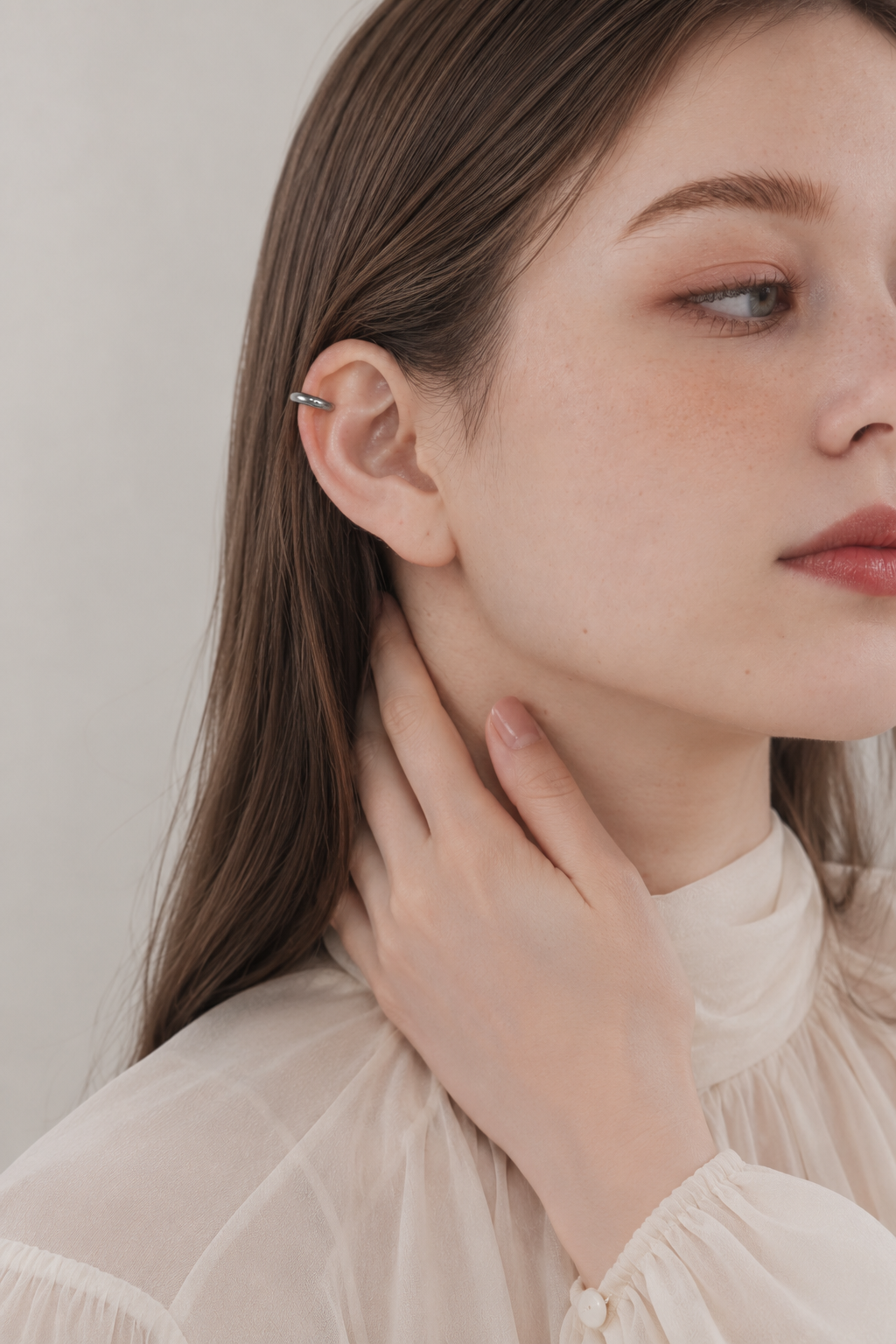 Tiny Hug Ear Cuff