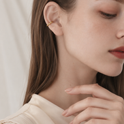 Tiny Hug Ear Cuff