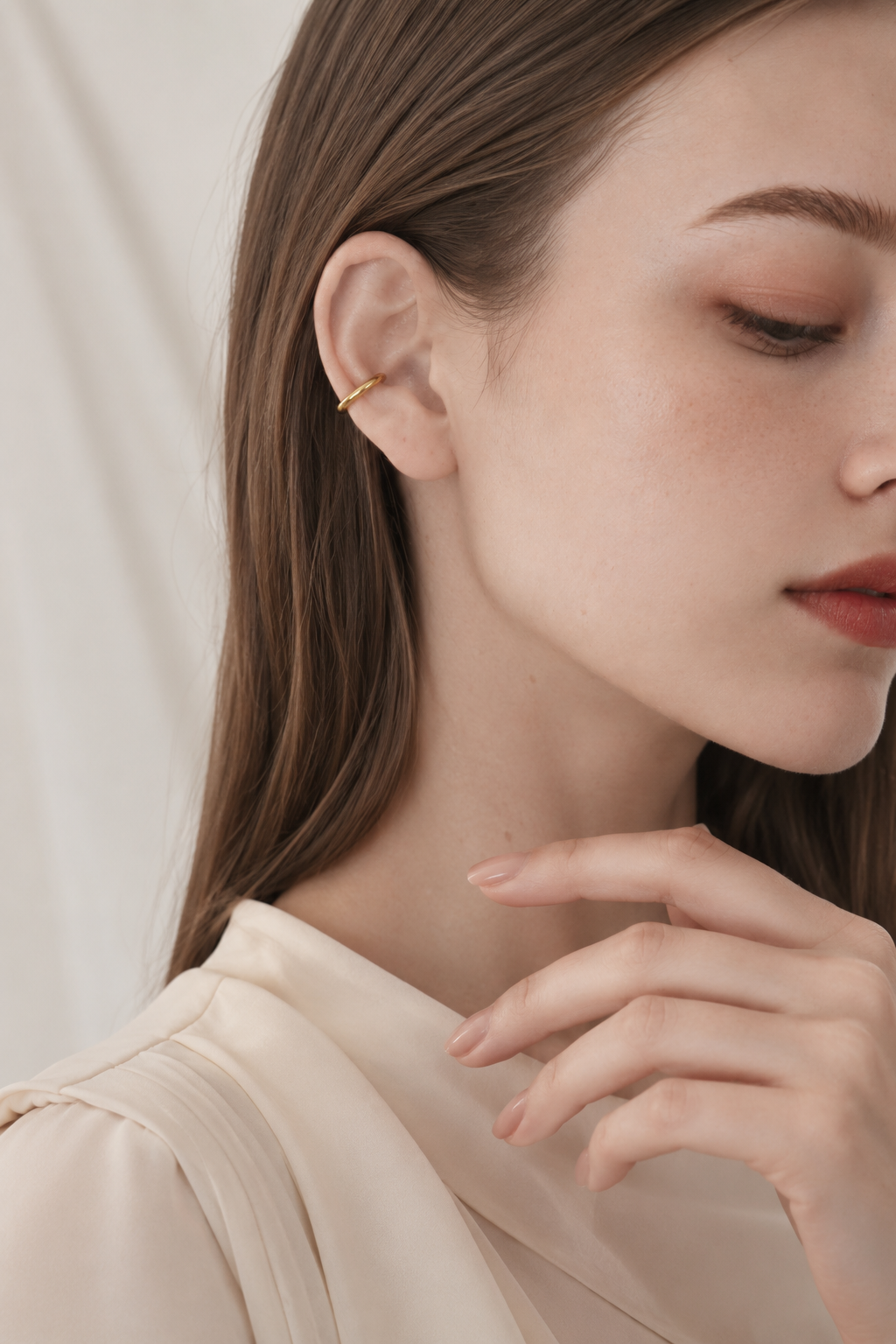 Tiny Hug Ear Cuff