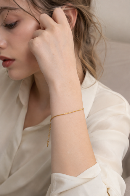 Petite Magic Line Bracelet