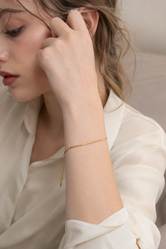 Petite Magic Line Bracelet