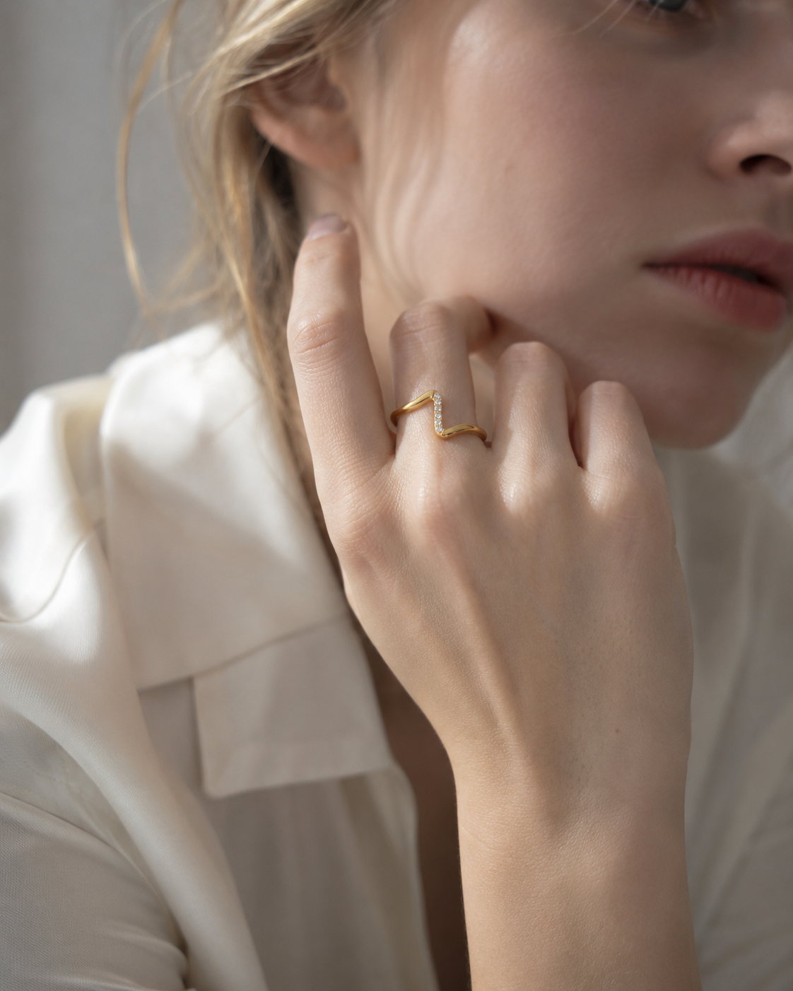 Vivid Curve Ring