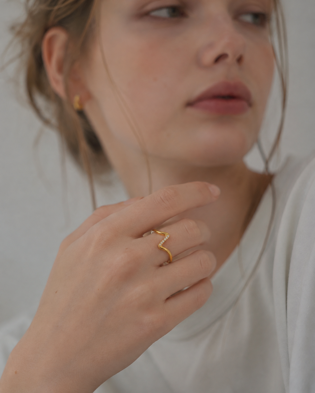 Vivid Curve Ring