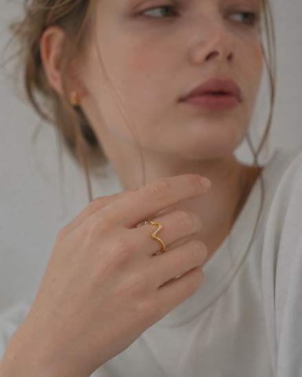 Vivid Curve Ring