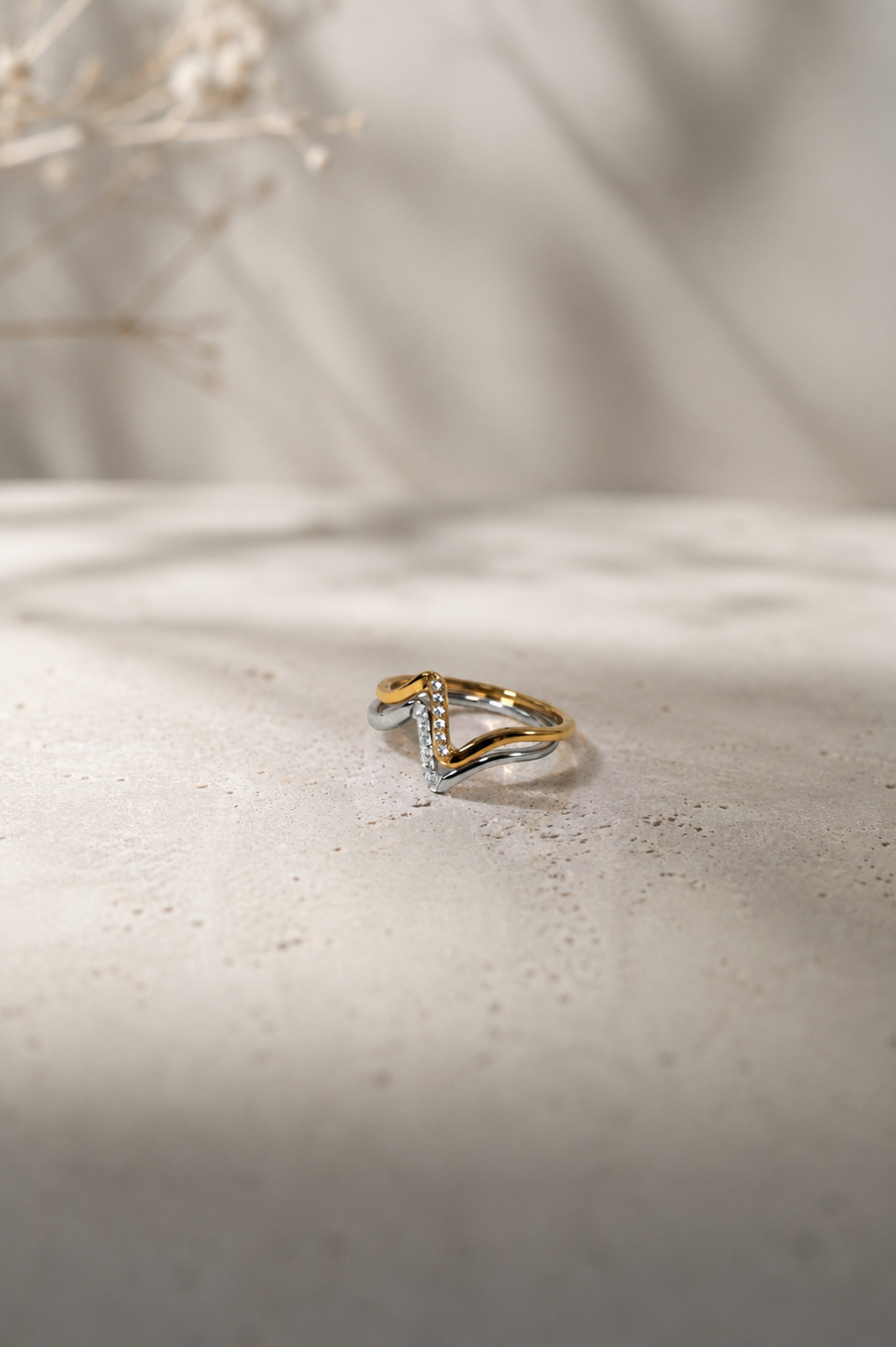 Vivid Curve Ring