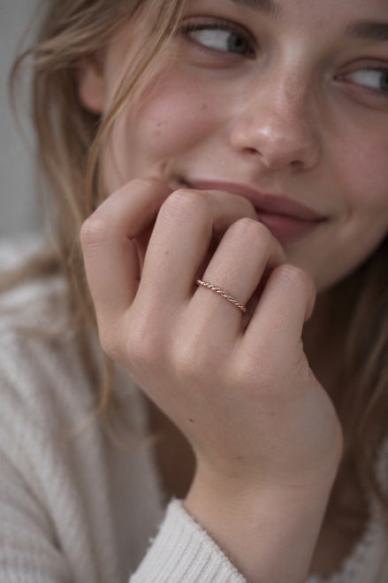 Fil Roug Twist Ring
