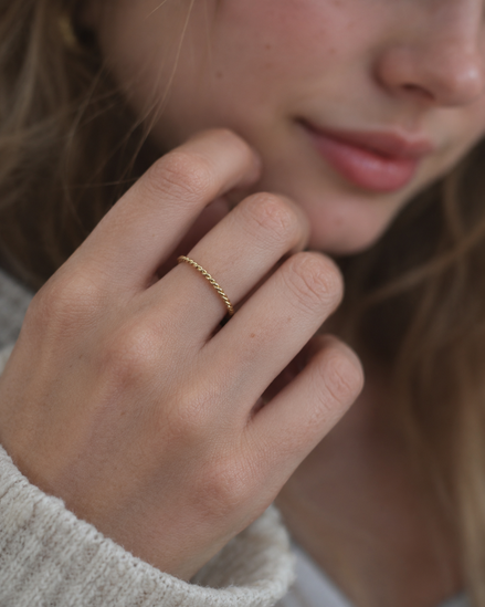 Fil Roug Twist Ring