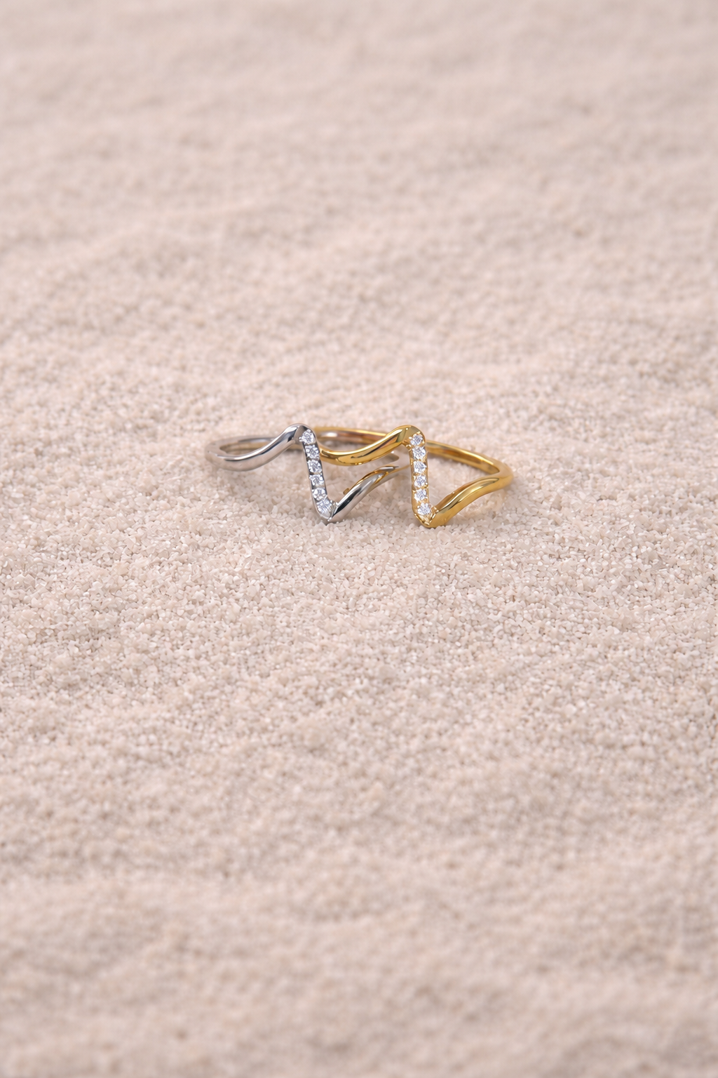 Vivid Curve Ring