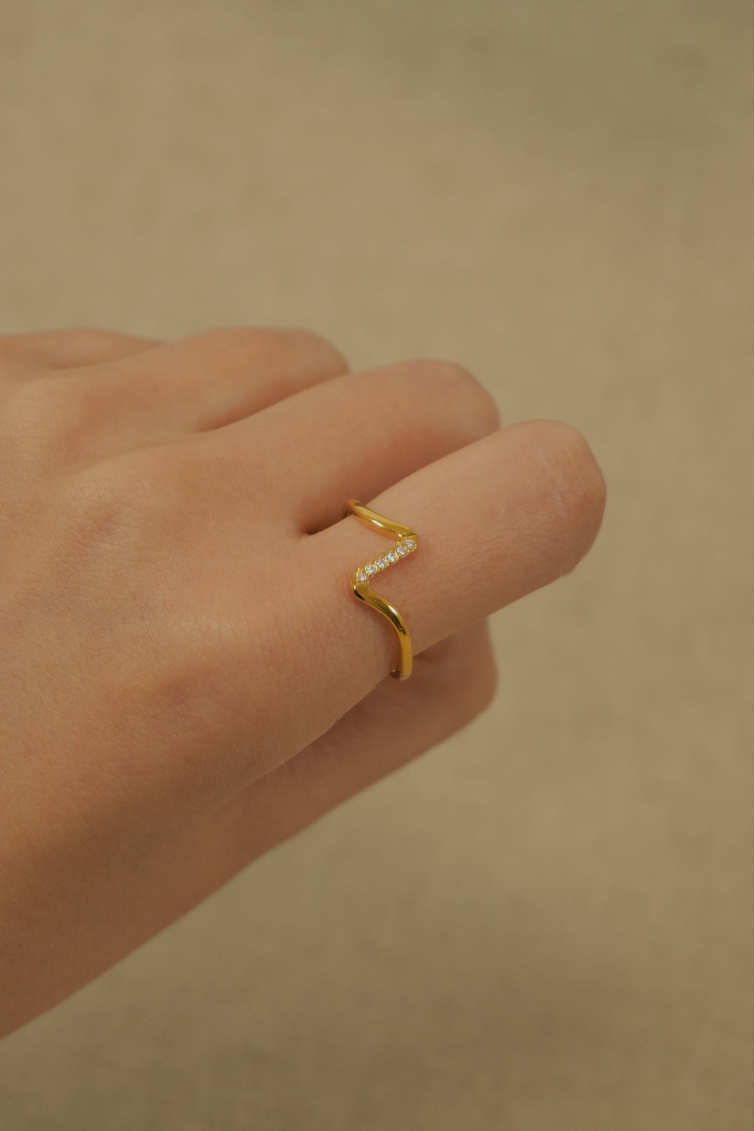 Vivid Curve Ring