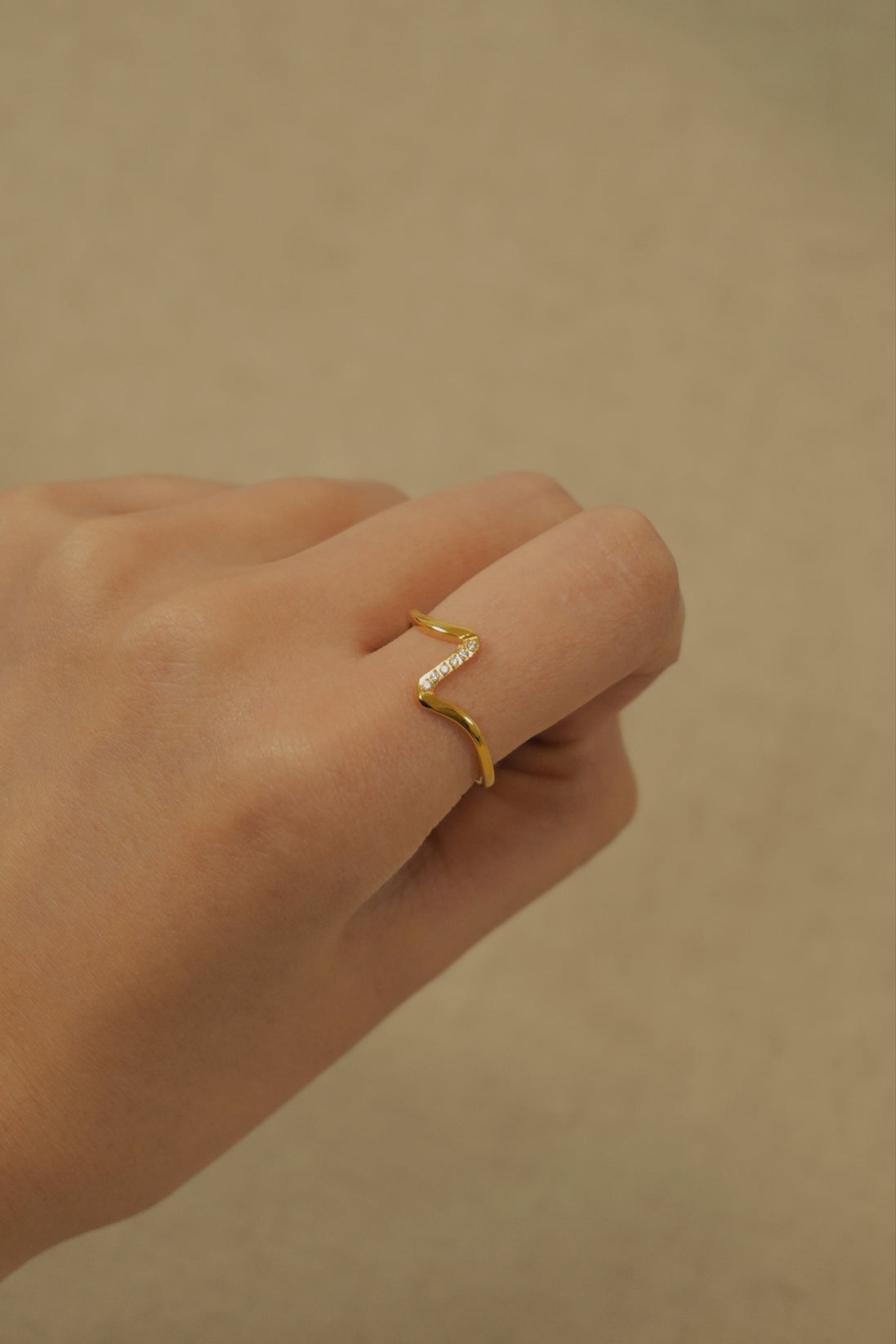 Vivid Curve Ring