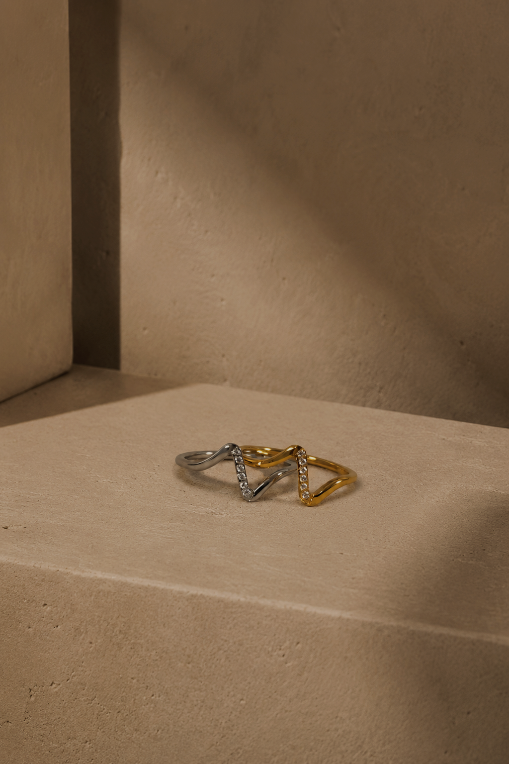 Vivid Curve Ring